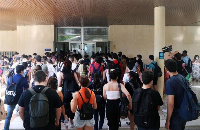 Estudiantes esperan ser llamados para la realización de las pruebas de Evaluación para el acceso a la Universidad, EVAU tradicionalmente llamada selectividad. Málaga a 07 de julio del 2020