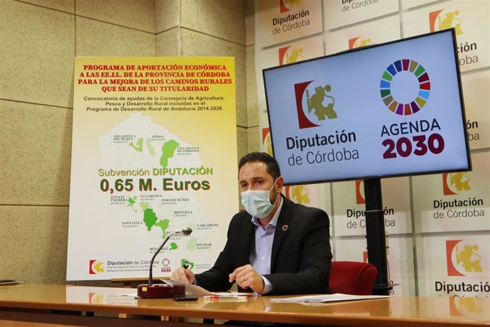 El delegado de Infraestructuras Rurales de la Diputación de Córdoba, Manuel Olmo, en rueda de prensa