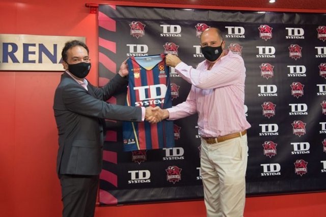 Juan Manuel Martin eta Josean Querejeta, akordioa sinatu ondoren