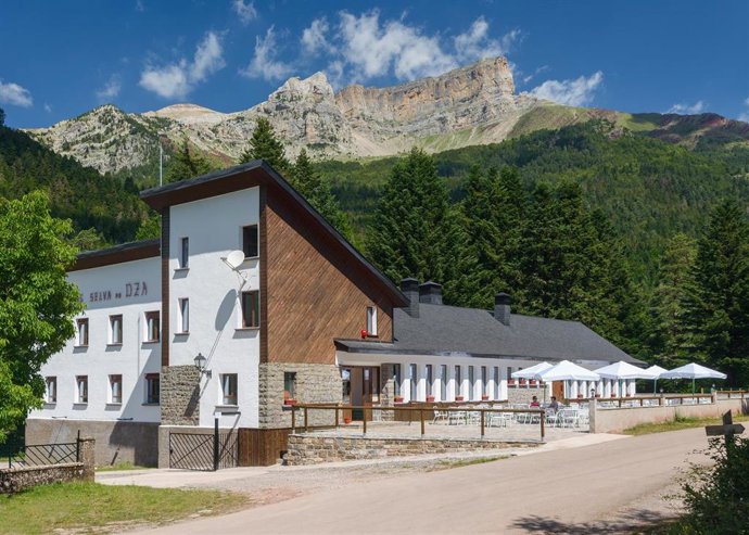    Dos jóvenes vecinos de la localidad altoaragonesa de Hecho, Bruno López Miguel y Nacho Tabuenca, han reabierto, después de 20 años, el camping de la Selva de Oza, creando más de una docena de puestos de trabajo