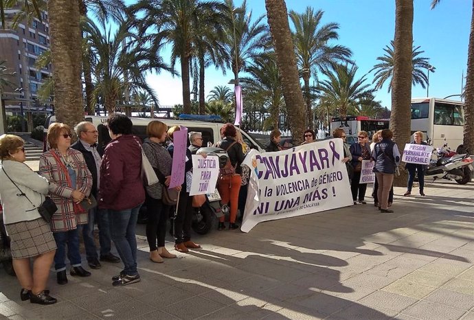Manifestación a las puertas de la Audiencia de Almería ante el juicio por el crimen machista de Antonia