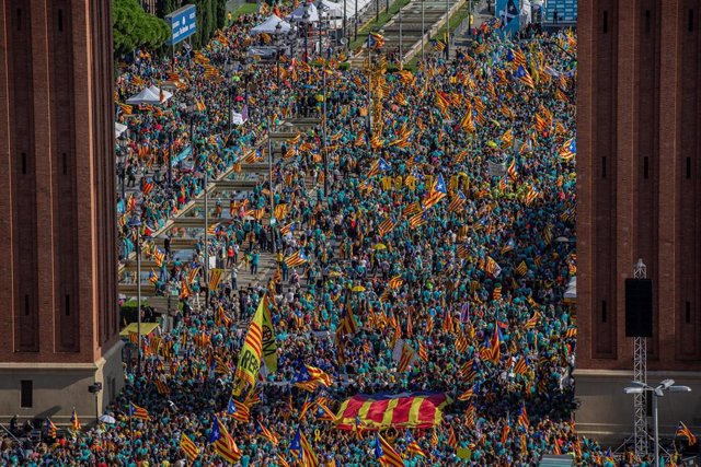 Cientos de personas con banderas de la estelada (bandera independentista catalana) durante la manifestación convocada por la ANC dentro de los actos de la Diada de Cataluña 2019, en Barcelona (España) a 11 de septiembre de 2019.