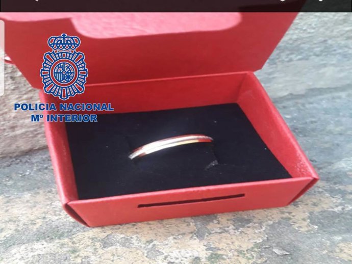 Anillo robado presuntamente por la mujer detenida por la Policía Nacional en Pamplona