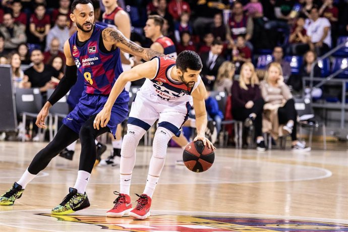 Aleksandar Cvetkovic protege el balón ante Adam Hanga en el Bara-BAXI Manresa de la Liga Endesa 2019-2020