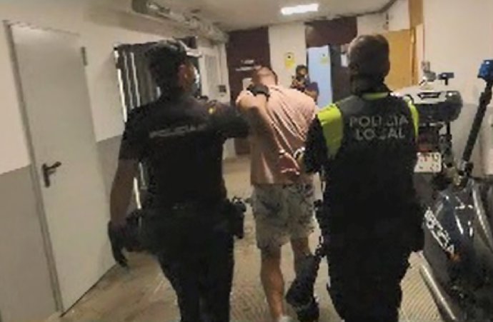 Policia Nacional Nota De Prensa Y Foto (Detenido En Fuengirola Un Ciudadano Italiano Reclamado En Su País Por Tráfico De Drogas)