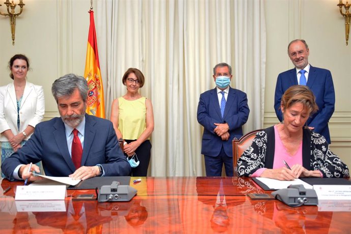 El presidente del Consejo General del Poder Judicial (CGPJ), Carlos Lesmes, y la presidenta del Consejo General de la Abogacía Española (CGAE), Victoria Ortega, firman un convenio para promover la mediación intrajudicial, el 24 de julio de 2020.