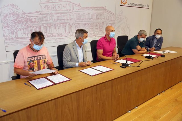 El Alcalde De León, José Antonio Diez, Junto Al Diálogo Social Durante La Firma De Diferentes Medidas Durante Este Viernes.