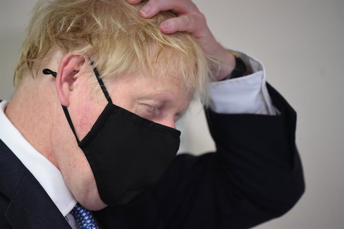 Coronavirus.- El primer ministro británico asegura que "los antivacunas están co