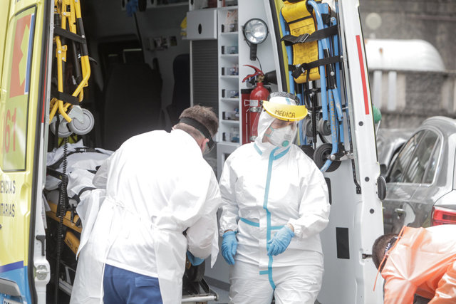 Un jugador del CF Fuenlabrada infectado de Covid-19 llega en ambulancia tras sentirse ‘indispuesto’ al Hospital Quirón trasladado desde el Hotel NH Collection Finisterre, en A Coruña.