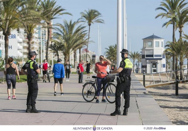 La Policía impone sanciones en imagen de archivo