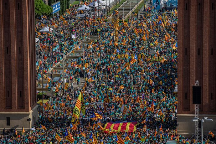 Centenars de persones amb estelades durant la manifestació de l'ANC dins dels actes de la Diada de Catalunya 2019. Barcelona, 11 de setembre del 2019.