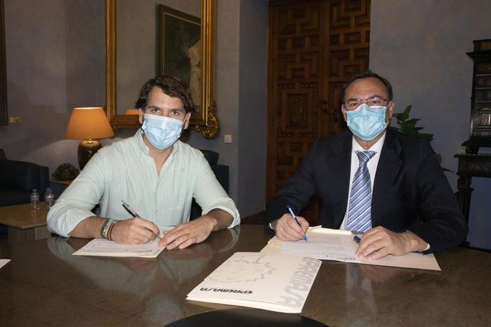 El presidente de Epremasa, Fracisco Palomares (dcha.), y el alcalde de Cabra, Fernando Priego, firman el acuerdo