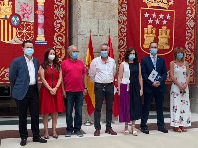 Representantes de CSIT UP con el resto de sindicatos tras presentar el nuevo decreto de teletrabajo con la presidenta de la Comunidad de Madrid, Isabel Díaz Ayuso, y el consejero de Hacienda y Función Pública, Javier Fernández-Lasquetty.
