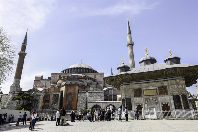 AMP.- Turquía.- Erdogan encabeza el primer rezo musulmán en Santa Sofía tras su 