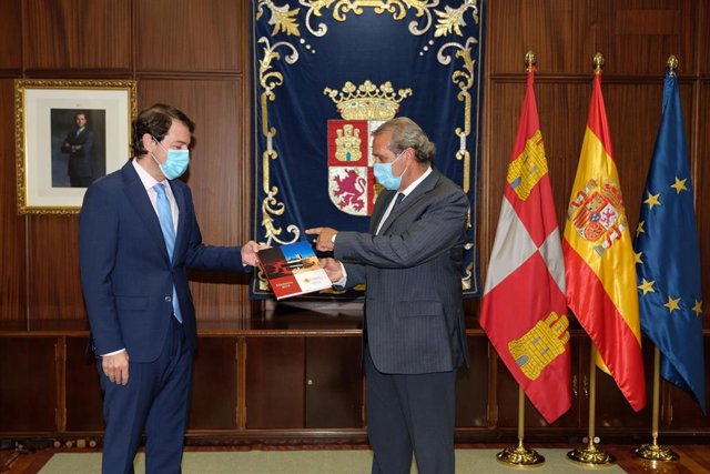 Fernández Mañueco (izquierda) recibe la Memoria 2019 del Consejo Consultivo de manos de su presidente, Agustín Sánchez de Vega.
