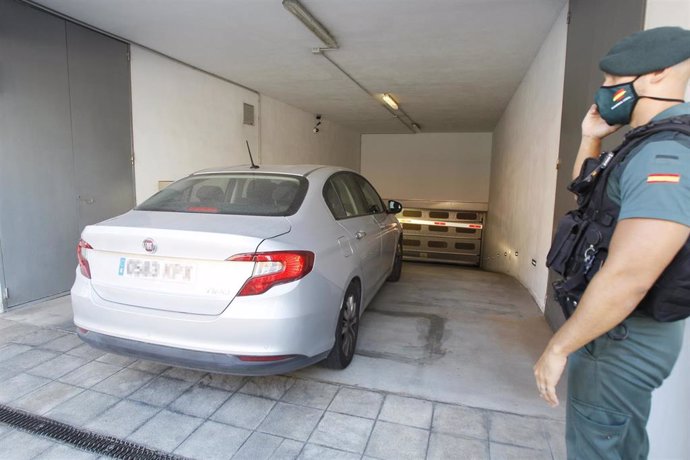 Un agente de la Guardia Civil vigila la llegada en coche del presidente de la Autoritat Porturia de Baleares (APB), Joan Gual de Torrella, a la sede de la APB en Palma 
