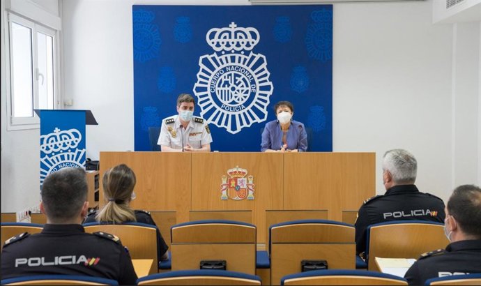 La subdelegada del Gobierno central en Córdoba, Rafaela Valenzuela, y el comisario jefe provincial, Carlos Serra, reciben a los nuevos agentes