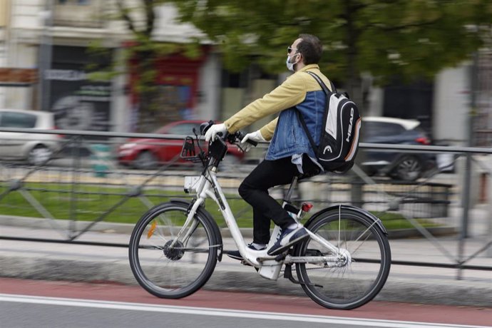 Un hombre monta en una bicicleta de BiciMAD. En Madrid (España), a 22 de abril de 2020.