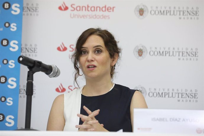 La presidenta de la Comunidad de Madrid, Isabel Díaz Ayuso, durante la quinta jornada de la XXXIII Edición de los Cursos de Verano en San Lorenzo de El Escorial, Madrid (España), a 24 de julio de 2020.