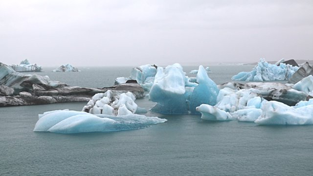Témpanos de hielo sobre el mar