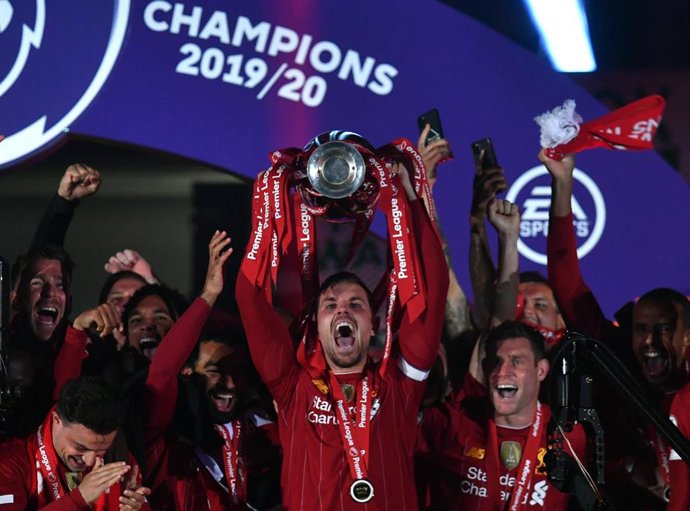 Jordan Henderson levanta el título de campeón de la Premier 2019-2020 del Liverpool