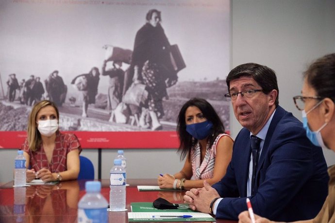 El vicepresidente de la Junta, Juan Marín, mantiene una reunión en Cruz Roja Almería