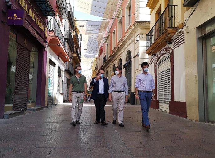 Álvaro Pimentel pasea por los comercios del centro junto a los miembros de Aprocom.