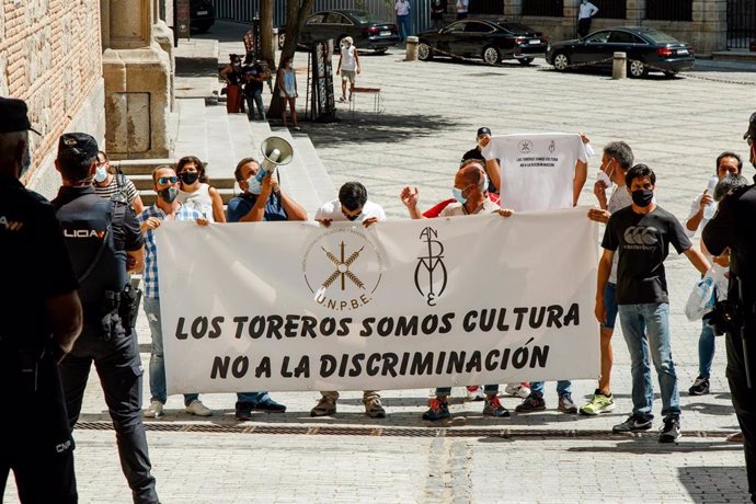 Una veintena de personas del mundo taurino recibe a la ministra de Trabajo en Toledo con pitos y gritos de "dimisión"