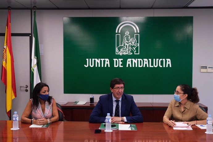 En el centro, el vicepresidente de la Junta de Andalucía, Juan Marín