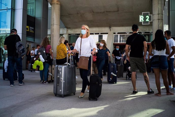 Pasajeros con maletas llegan al Aeropuerto de Palma de Mallorca el día de la reapertura de las fronteras de España tras su cierre por el Covid-19, en Palma de Mallorca, Islas Baleares (España) a 1 de julio de 2020.
