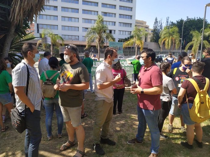 Guzmán Ahumada, diputado de Adelante Andalucía y coordinador municipal de IU, en la manifestación de 'Marea Verde'
