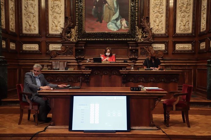 La alcaldesa de Barcelona, Ada Colau, en el pleno del Ayuntamiento