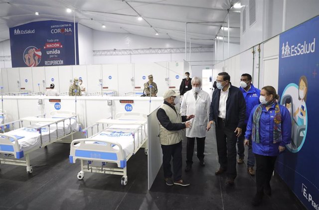 El presidente de Perú, Martín Vizcarra, visita un hospital durante la pandemia de coronavirus