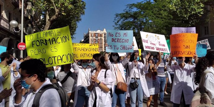 Médicos residentes de Madrid durante la manifestación que abre su primera jornada de huelga indefinida para exigir a la Consejería de Sanidad mejoras en sus condiciones.