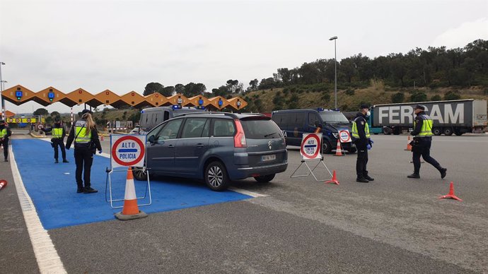La Policia Nacional fa un control a la Jonquera, a la frontera amb Frana. Girona, Catalunya, (Espanya) 17 de mar del 2020.