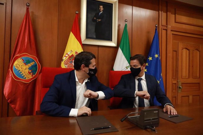 Los alcaldes de Córdoba y Granada se saludan tras firmar el protocolo.