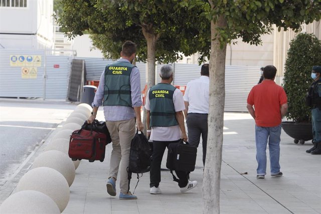 Agentes de la Guardia Civil se dirigen para su registro a la sede de la Autoridad Portuaria de Baleares (APB) en Palma de Mallorca, Islas Baleares (España), a 24 de julio de 2020.  Durante el día se han realizado registros simultáneos en las sede de la AP