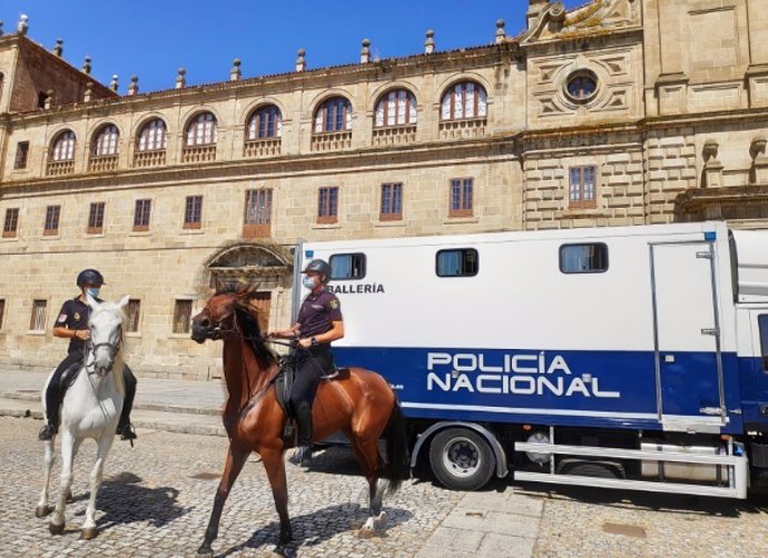 Unidad de caballería de la Policía Nacional en Monforte de Lemos (Lugo)