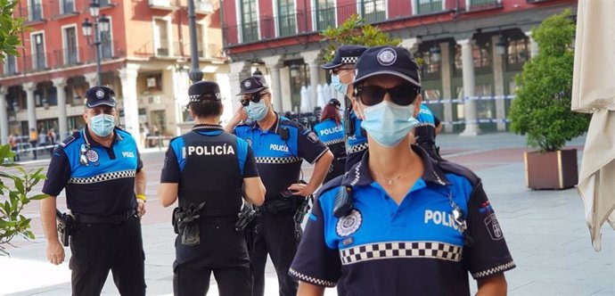 Agentes de la Policía Local de Valladolid llevan mascarilla en la Plaza Mayor.