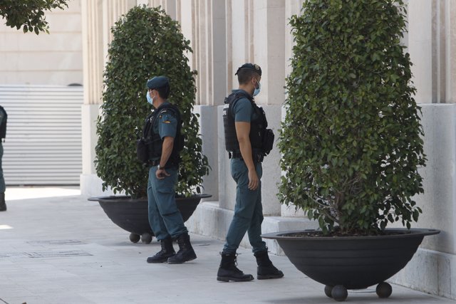 Agentes de la Guardia Civil custodian la sede de la Autoridad Portuaria de Baleares (APB) en Palma