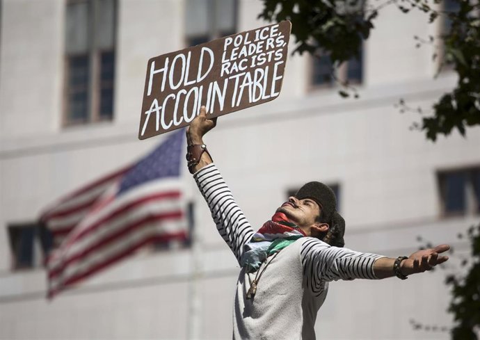 Manifestación contra el racismo y la brutalidad policial en Los Ángeles, Estados Unidos. 