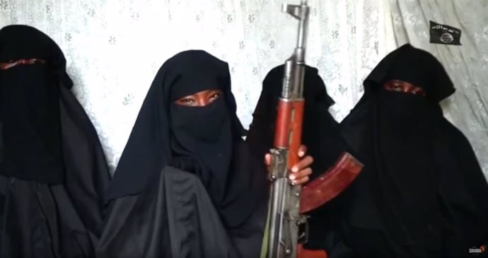 El grupo yihadista Boko Haram ha publicado un vídeo en el que cuatro de las más de 200 niñas secuestradas en 2014 en la localidad nigeriana de Chibok aparecen armadas con un fusil Kalashinikov.