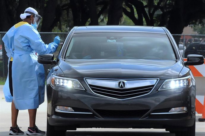 Imagen de un profesional sanitario realizando una prueba de coronavirus en Estados Unidos. 