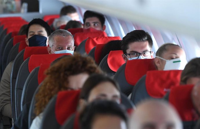 Pasajeros con mascarilla en un vuelo de Austrian Airlines. 