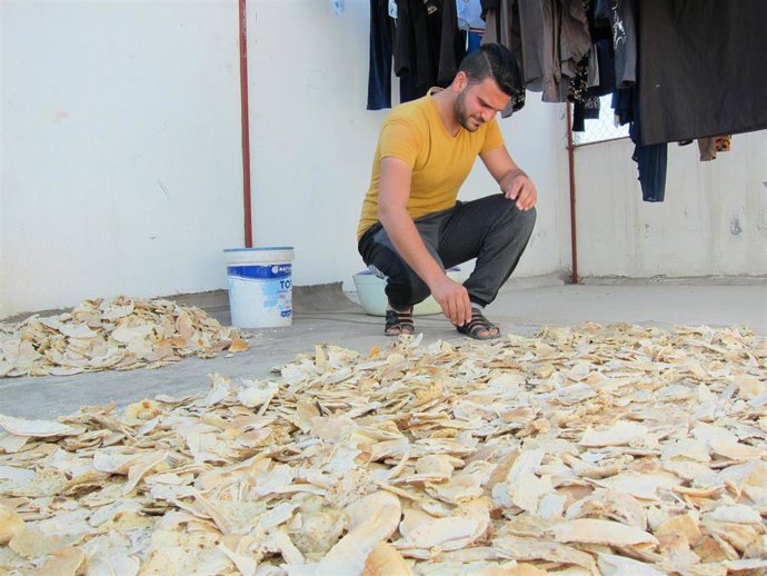 Mohamad, refugiado sirio en Jordania, preparando pan seco 