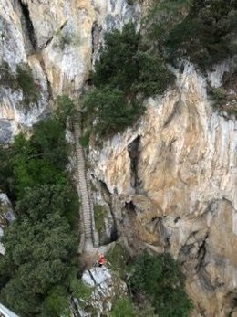 Rescate de un joven y su acompañante en el Faro del Caballo de Santoña