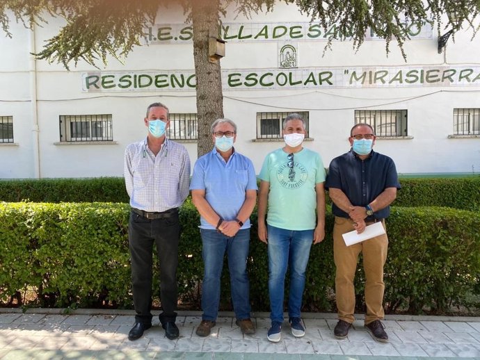 El delegado territorial de Educación y Deporte en Jaén, Antonio Sutil, tras una reunión con el alcalde de Santiago Pontones, Pascual González