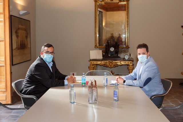 El vicepresidente primero y consejero de Presidencia, Igualdad, Función Pública e Interior del Gobierno de Navarra, Javier Remírez (i), y el alcalde de Tudela, Alejandro Toquero.