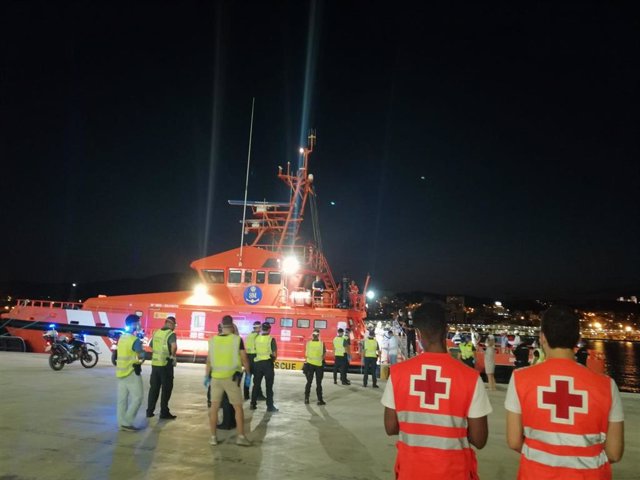 Llegada de los 31 migrantes interceptados en Cabrera al Puerto de Palma.