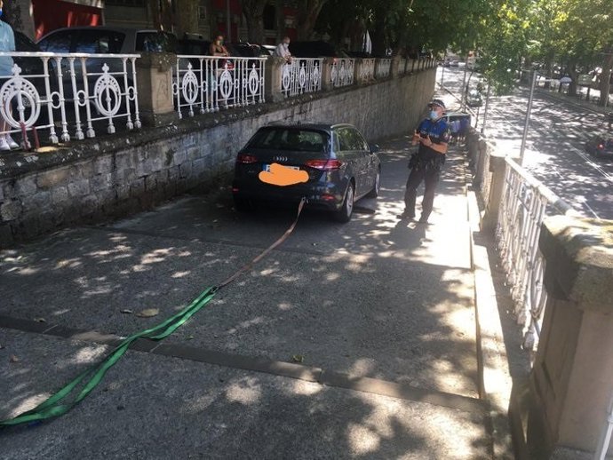 Un coche acaba en las escaleras de la cuesta del Labrit tras seguir las indicaciones del GPS.
